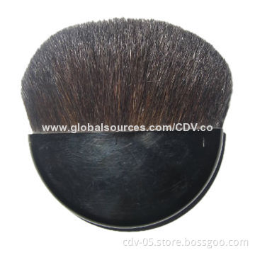 Makeup blush brush with good goat bristles and plastic handle